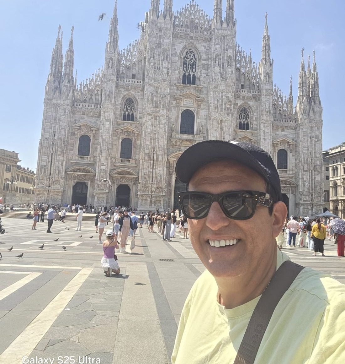 Edilásio Jr. diante do Duomo de Milão, na Itália