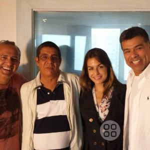 Edilásio Jr. ao lado de um sambista