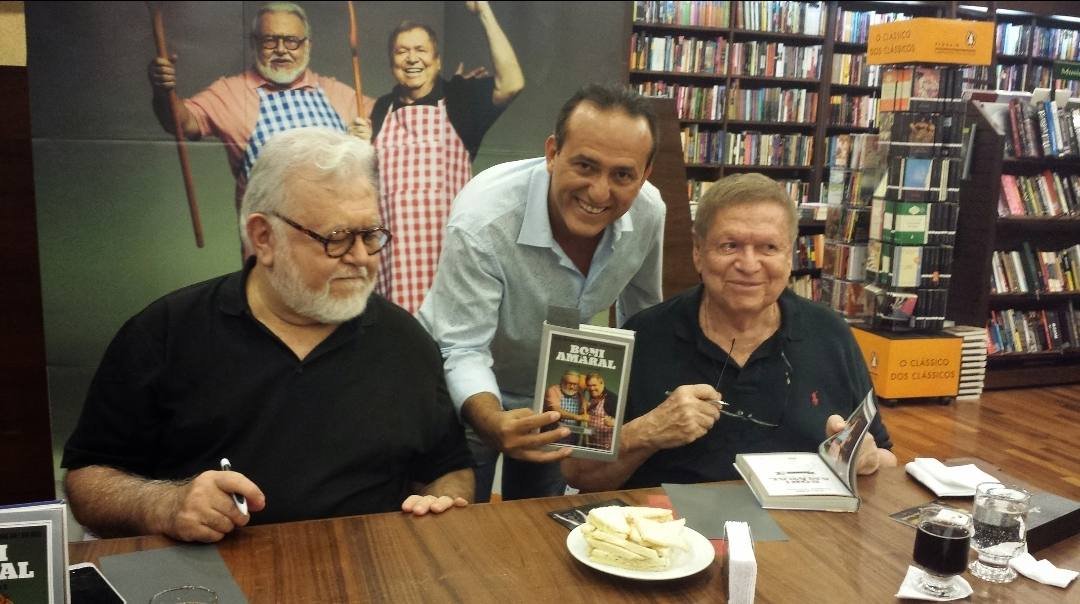 Edilásio Jr. entre um executivo histórico da televisão brasileira e um empresário da noite carioca, no lançamento do livro dos dois
