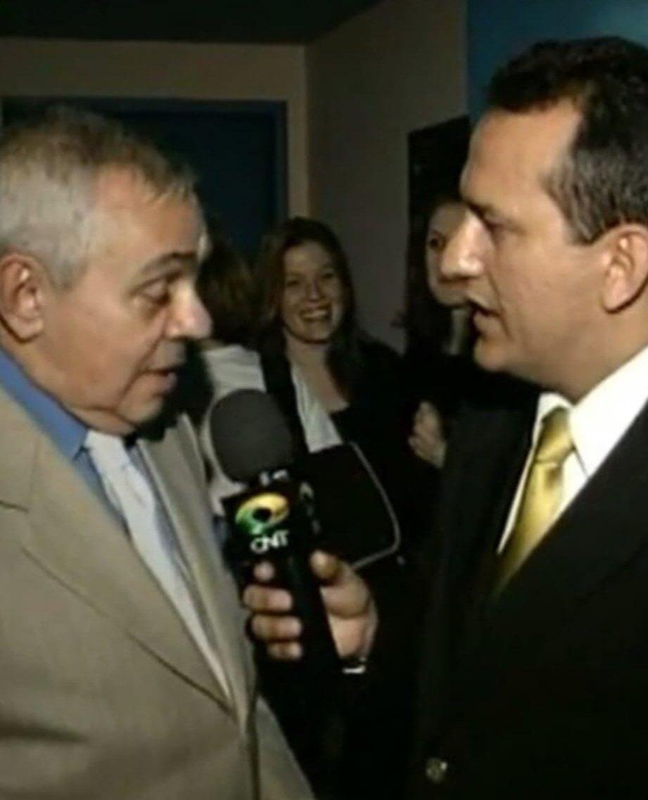 Edilásio Jr., de gravata dourada e microfone da CNT, entrevistando um saudoso humorista