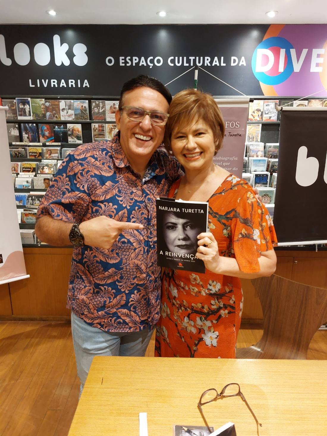 Edilásio Jr. ao lado de uma atriz de novela