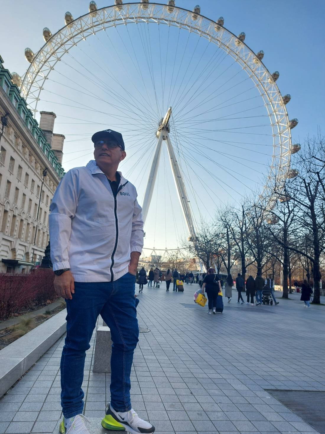 Edilásio Jr. diante da London Eye, em Londres