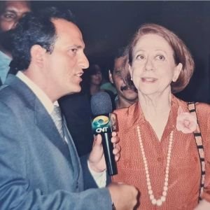 Edilásio Jr. ao lado de uma atriz veterana do teatro e da televisão
