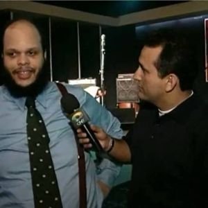 Edilásio Jr. ao lado de um cantor e compositor