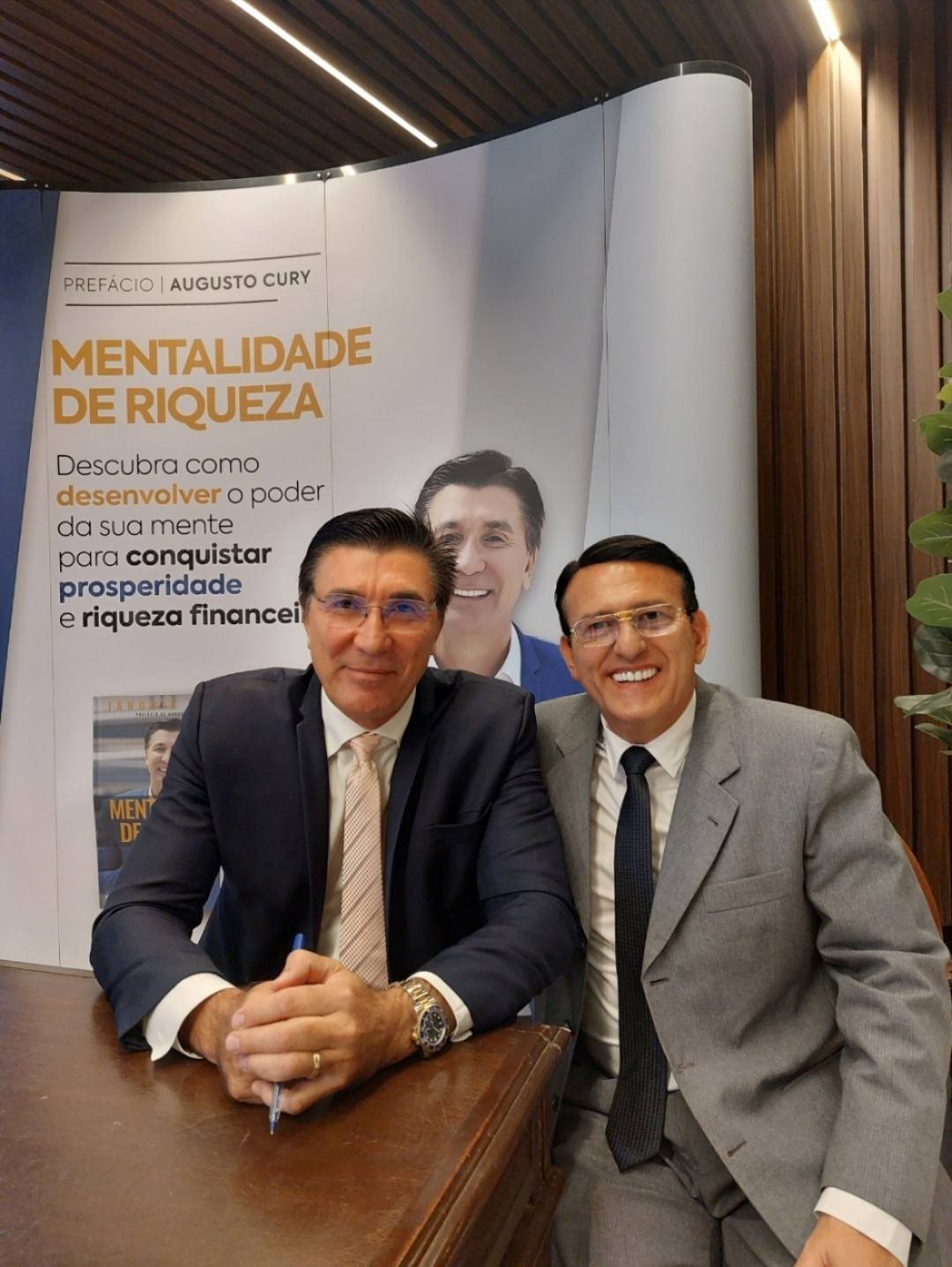 Edilásio Jr. com um empresário do setor de educação no lançamento de um livro