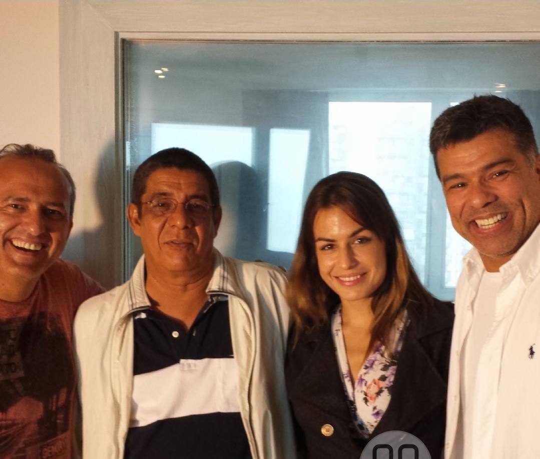 Edilásio Jr. com um sambista e convidados, nos bastidores do Programa Vip