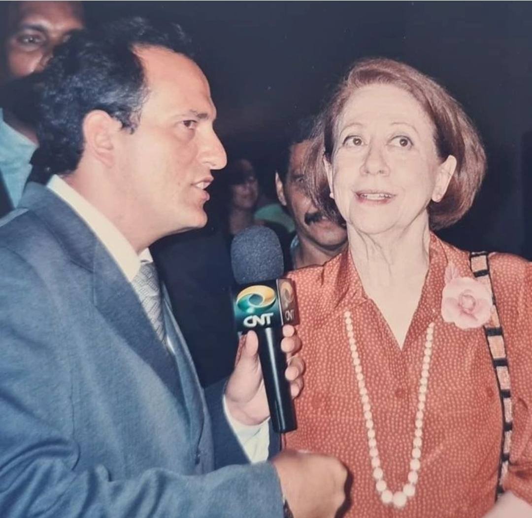 Edilásio Jr. ao lado de uma atriz veterana do teatro e da televisão
