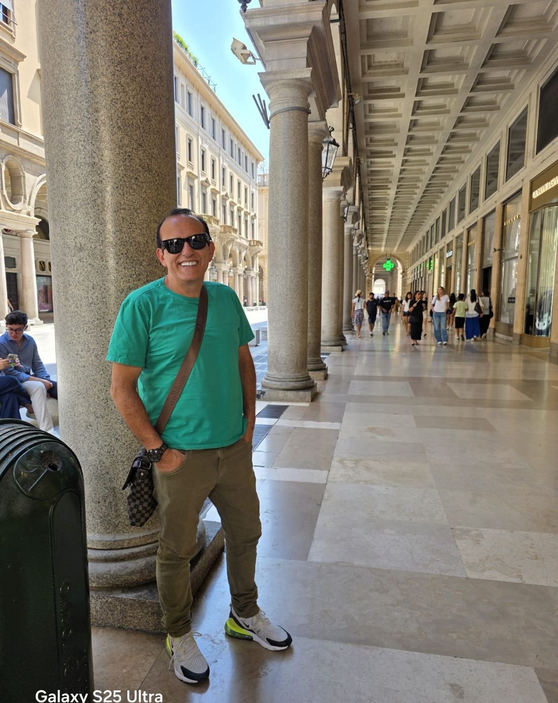 Edilásio Jr. sob os pórticos do centro histórico de Turim, na Itália