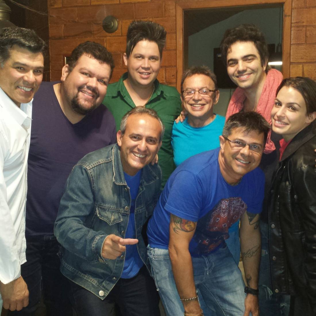 Reunião de amigos na cobertura de um saudoso compositor, em Laranjeiras, no Rio de Janeiro, com artistas convidados
