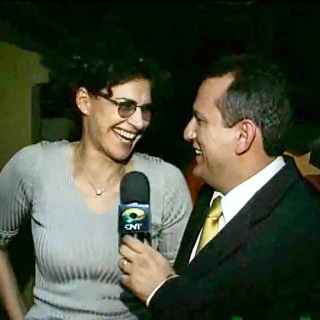 Edilásio Jr. ao lado de uma cantora