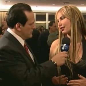 Edilásio Jr. ao lado de uma cantora dos anos 1980