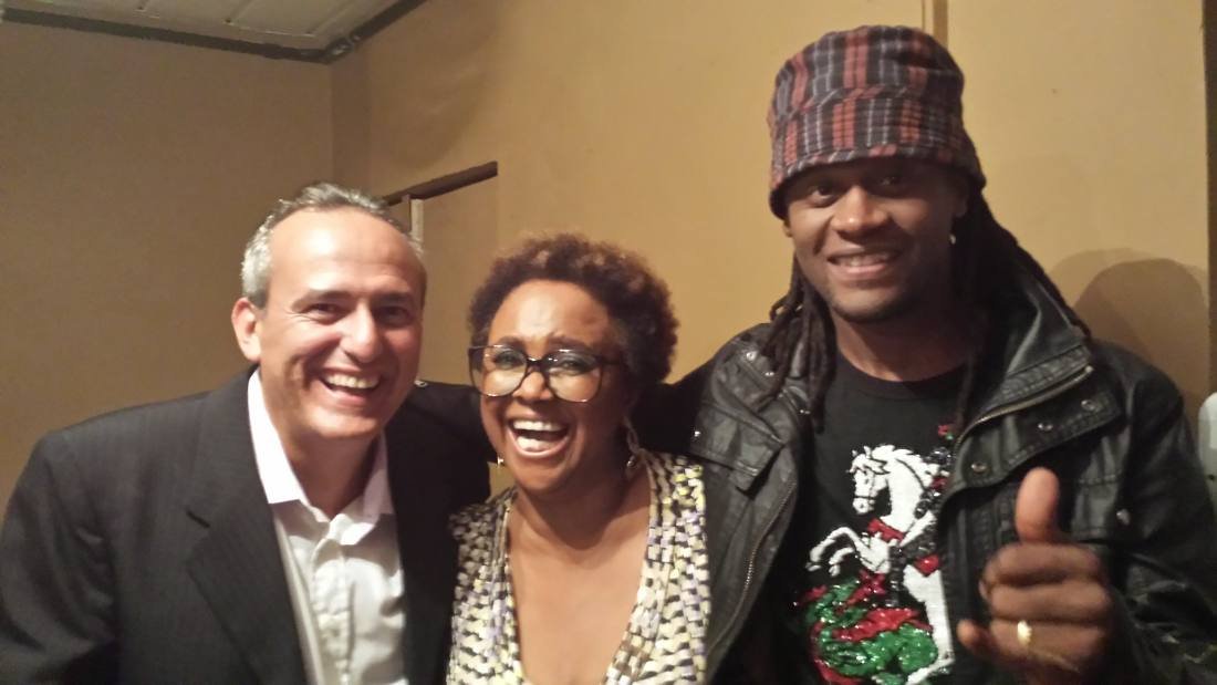 Edilásio Jr. com uma cantora e o vocalista de uma banda de reggae, nos bastidores