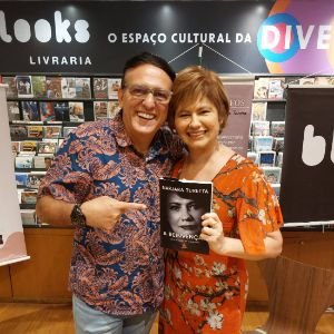 Edilásio Jr. ao lado de uma atriz de novela
