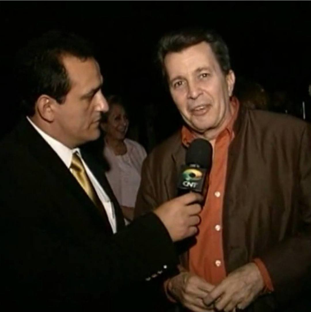 Edilásio Jr. ao lado de um diretor de televisão e cinema