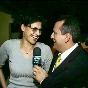 Edilásio Jr. ao lado de uma cantora, em foto de arquivo do Programa Vip
